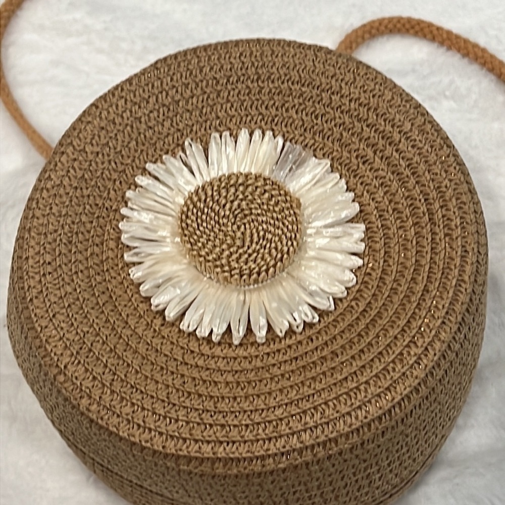Round Daisy mini woven straw bag-NWT